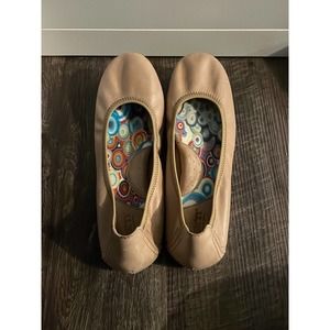 Born Julianne Flats in Tan